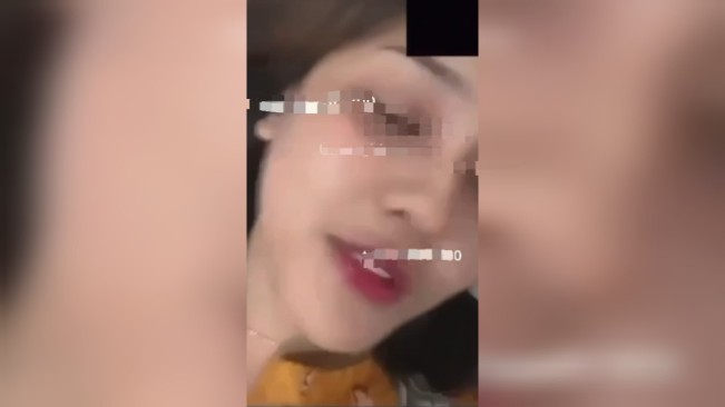 Tangkapan layar Izza viral sedang asyik video call. [TikTok]